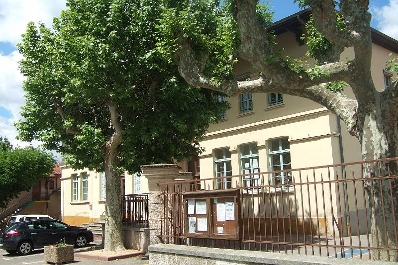 2011-05- (585).JPG - Vor der Mairie gibt es einen Rastplatz für müde Pilger - wir nutzen die Gelegenheit zur Mittagspause